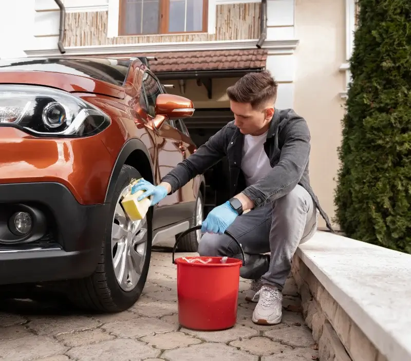 Lavage auto à domicile Meyzieu : professionnel intervenant sur un véhicule